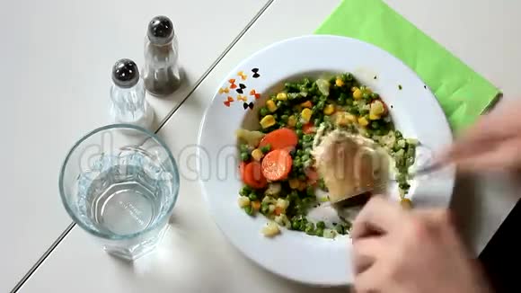 一个人在吃一顿饭视频的预览图