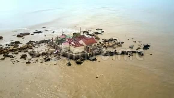 小岛老庙被黄海上景冲刷视频的预览图