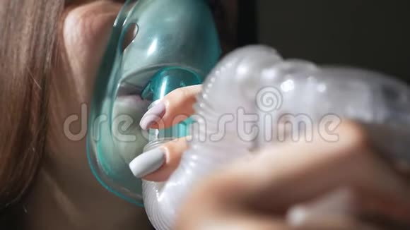 使用雾化器和吸入器进行治疗年轻女子用口罩吸入吸入器视频的预览图