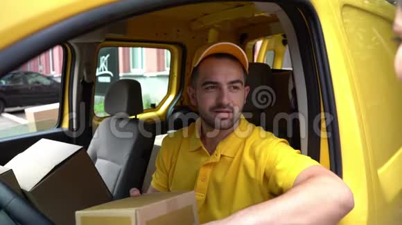黄色货车上的快递员给女顾客送包裹视频的预览图
