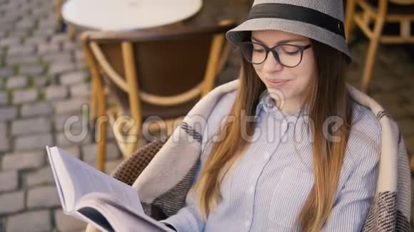 女孩在阅读时享受咖啡视频的预览图
