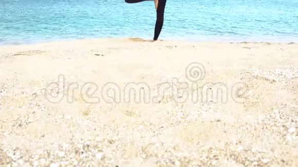 这个女孩正在越南海滩上做瑜伽姿势海洋或海洋女人放松健康活跃的生活方式理念视频的预览图