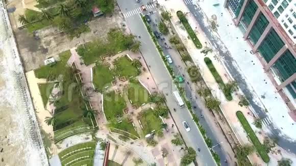 滚波之间的公园靠近城市街道上景视频的预览图