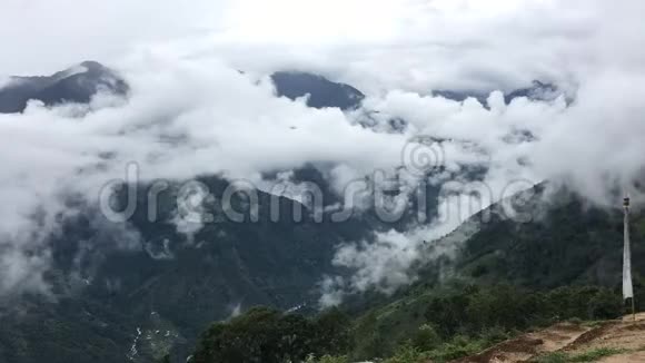 从尼泊尔的赫兰布山谷拍摄的一个美丽的时间间隔拍摄多云的山脉视频的预览图