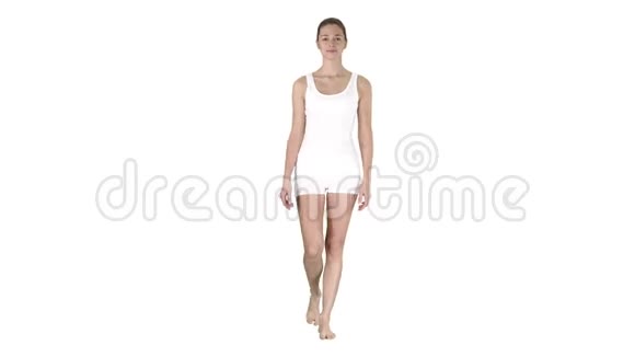 穿着白色短裤和白色衬衫的赤脚女孩视频的预览图