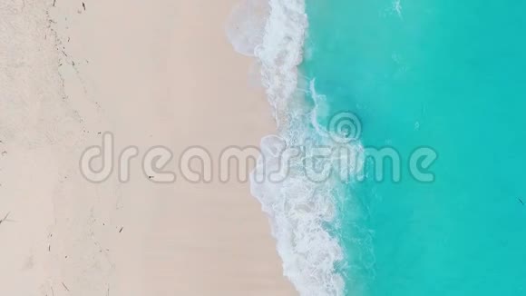 热带海滩上的海浪白沙和绿松石蓝海顶部视图视频的预览图