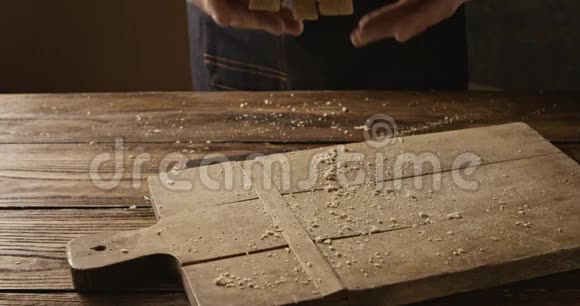 美味可口的新鲜脆片面包师扔在木板上视频的预览图