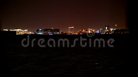 阿联酋迪拜2017年11月20日在夜城的背景下情侣们携起手来视频的预览图
