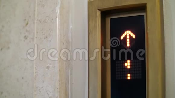 箭头在显示器上亮起显示器显示电梯上下移动的位置现在是哪一层视频的预览图