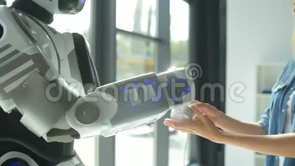 机器人和年轻女子听音乐和跳舞视频的预览图