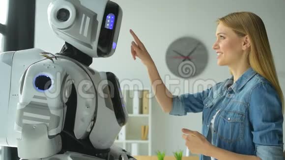 开朗的女孩与机器人机器聊天视频的预览图