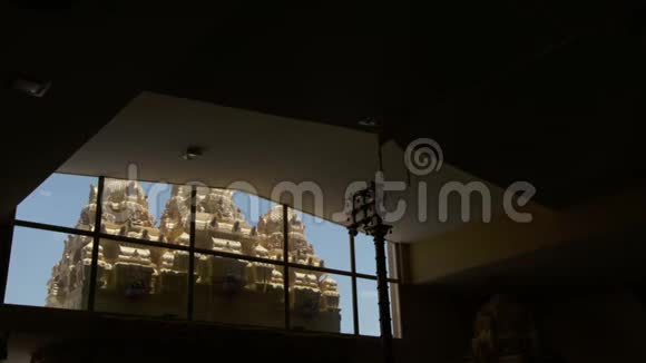 神庙的窗户视频的预览图