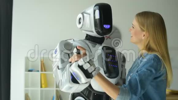 可爱的女孩和机器人跳舞视频的预览图