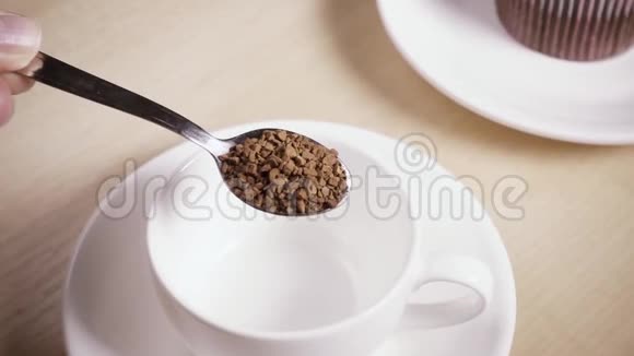 慢动作将咖啡从勺子中倒入杯子中视频的预览图
