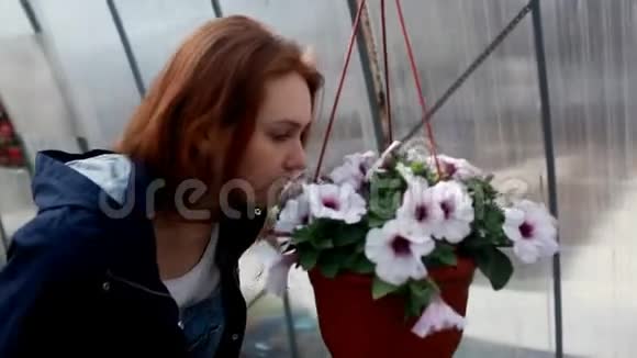 一个年轻的女人为花园选花视频的预览图