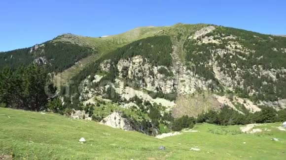 高山西班牙比利牛斯山的ValldeNuria山谷视频的预览图