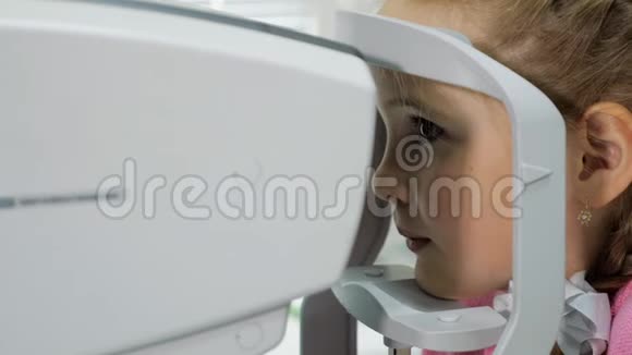验光师检查小女孩的视力视频的预览图