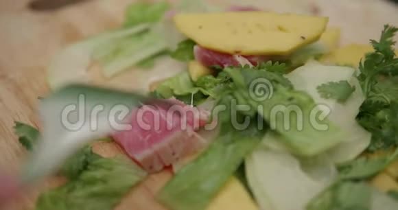 男人吃美味的三文鱼牛排木瓜沙拉视频的预览图