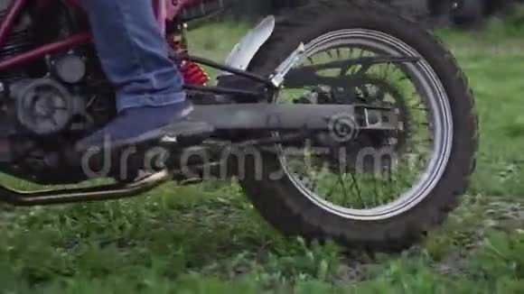 一个职业摩托车手在地上骑自行车做各种花样慢动作120f视频的预览图