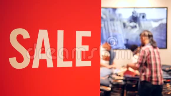 购买大折扣服装的人黑色星期五概念4K购物中心大红色销售标志视频的预览图