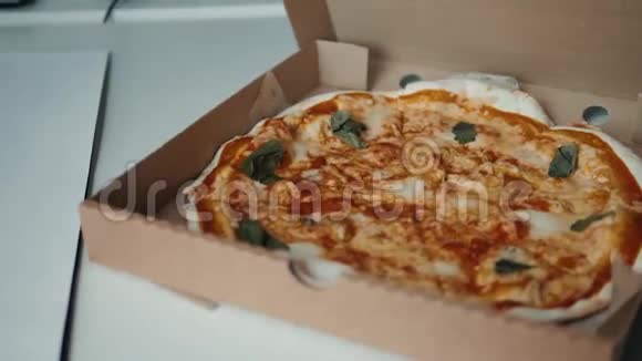 人们手拿切片披萨的特写从食物递送打开盒子提供美味的玛格丽塔奶酪办公室服务视频的预览图