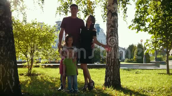 夏天晚上公园里健康的家庭爸爸妈妈女儿和小男孩妈妈视频的预览图