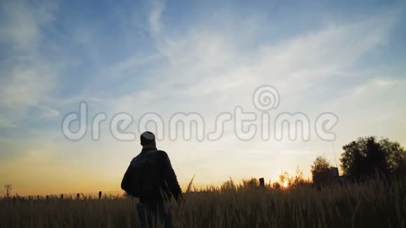 英俊的骑自行车的人在路上的草地上散步的肖像4K视频的预览图