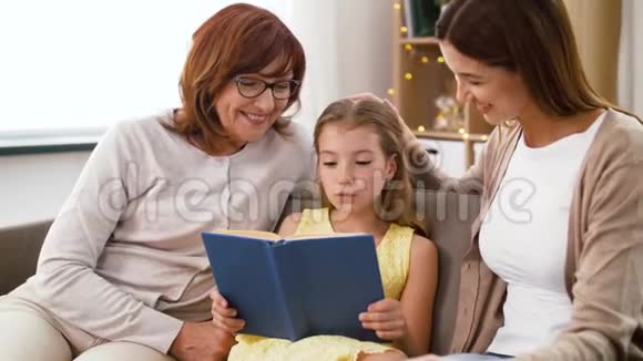 妈妈女儿和奶奶在看书视频的预览图