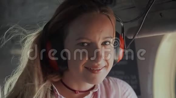 有魅力的女人坐直升机飞行视频的预览图