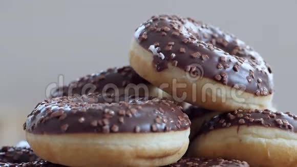 美味的糕点美味的新鲜甜甜圈和巧克力一起加入釉面视频的预览图