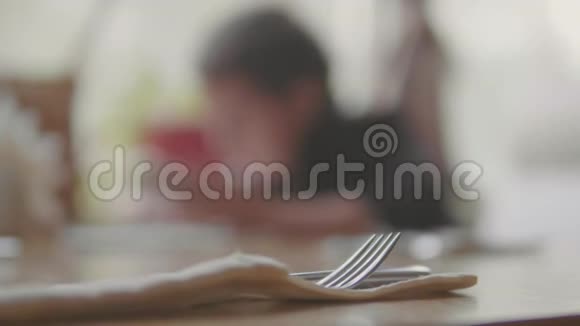 少年在咖啡馆里吃饭背景模糊慢动作视频快餐咖啡馆里人们的快餐概念视频的预览图