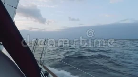 大西洋公海游艇上神奇的日落景色视频的预览图