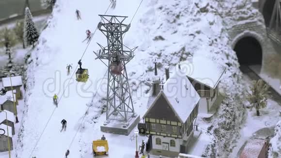 带滑雪者的滑雪坡上的山梯微型铁路轨道模型视频的预览图