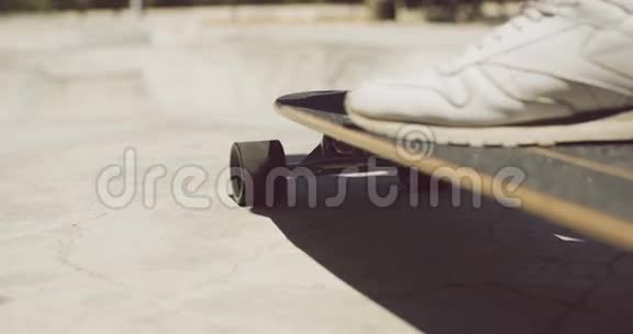 男性脚踩滑板视频的预览图