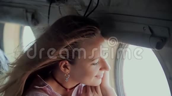 有魅力的女人坐直升机飞行视频的预览图