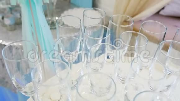 空的香槟酒杯坐在桌子上视频的预览图