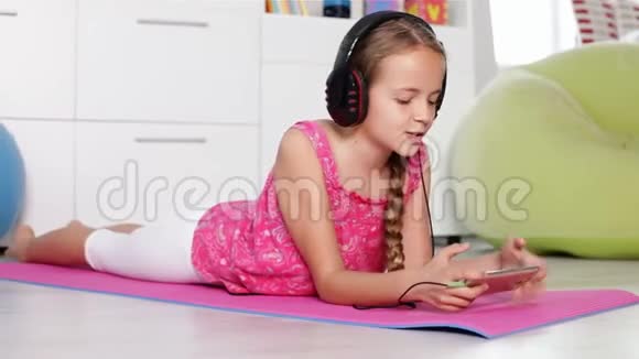 年轻女孩在智能手机上播放音乐唱歌视频的预览图