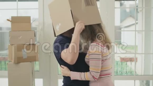 快乐的成年人把头藏在盒子里视频的预览图