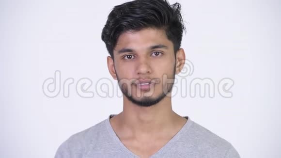 年轻快乐的留着胡子的印度男人手指着嘴唇视频的预览图
