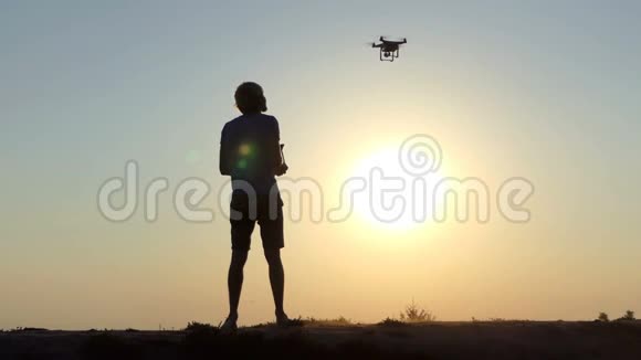 年轻人在斯洛莫的基辅驾驶一架飞行无人机飞行视频的预览图