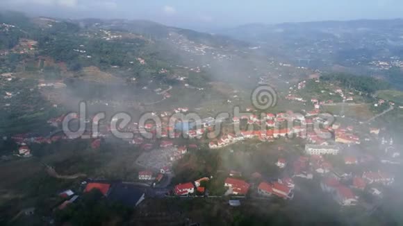 云下群山中的葡萄牙村庄视频的预览图
