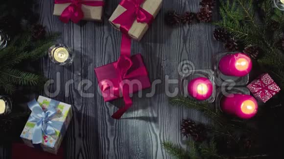 在黑暗的房间里放圣诞礼物和蜡烛视频的预览图