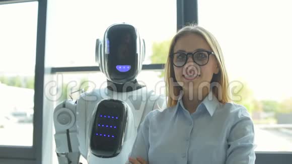 微笑女孩和机器人摆姿势拍照视频的预览图
