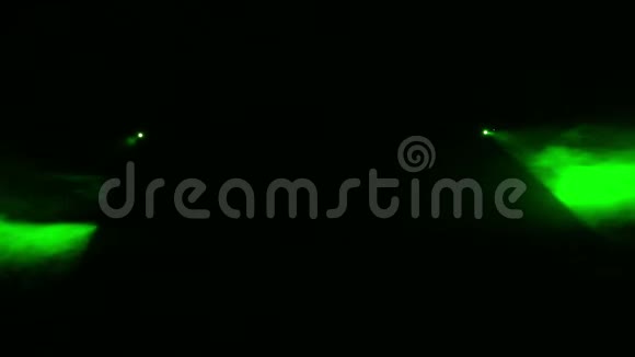 绿光轮廓聚光灯在黑暗中的烟雾毯视频的预览图