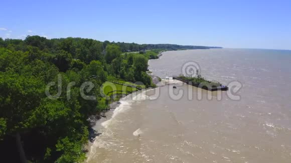 伊利湖海岸线4k空中摄影视频的预览图