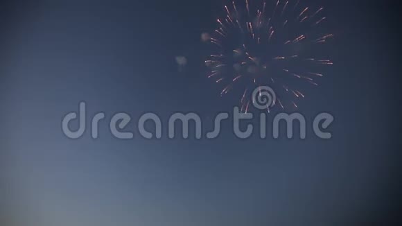 七月的蓝天烟火派对展示灯光假日视频的预览图