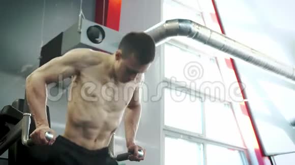 年轻有目的的男运动员在健身房训练腹部肌肉视频的预览图