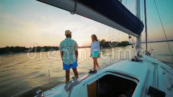 情侣们喜欢在游艇上放松视频的预览图