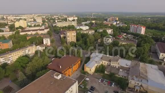 小镇中心的航空飞行视频的预览图