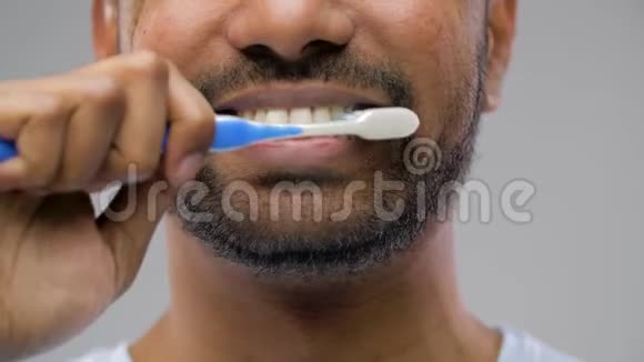 用牙刷清洁牙齿的男人视频的预览图